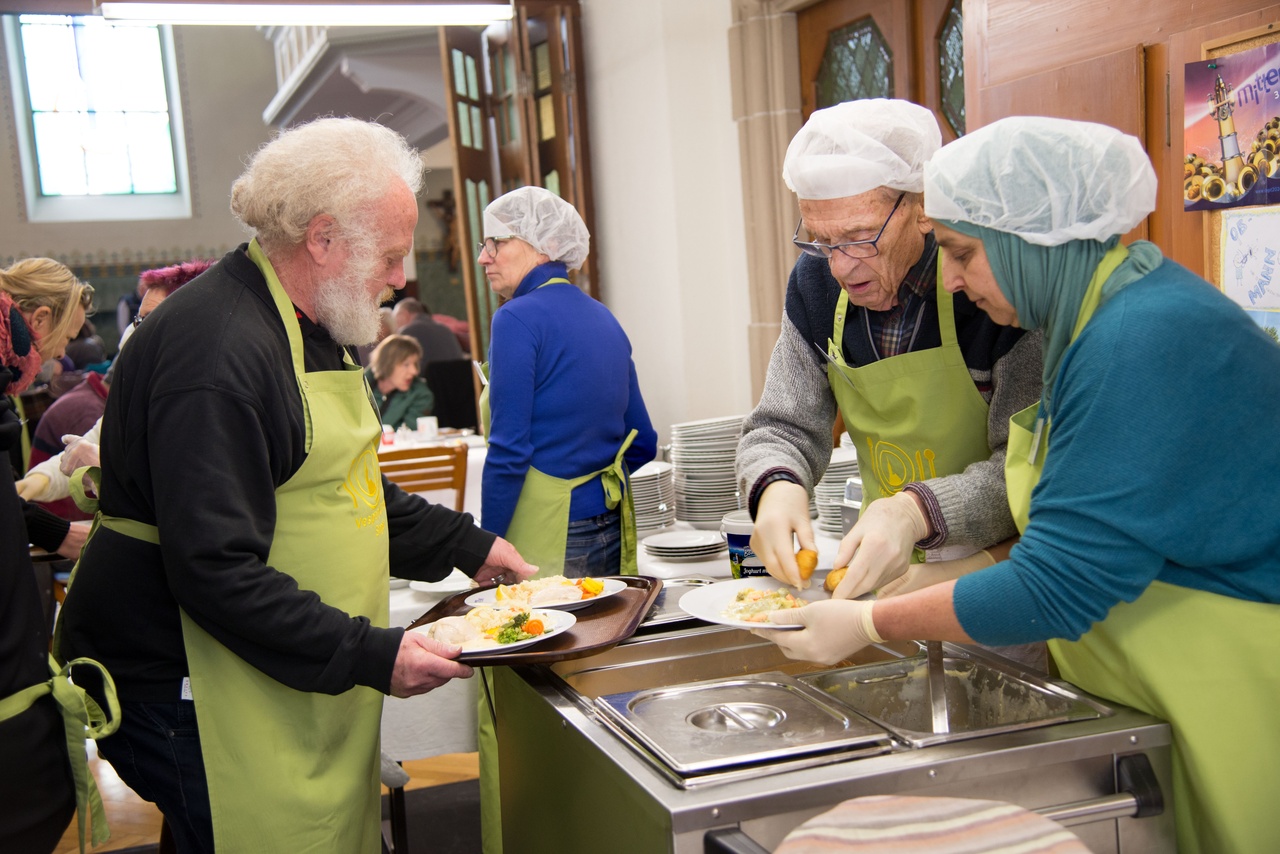 Templer unterstützen die Vesperkirche in Singen